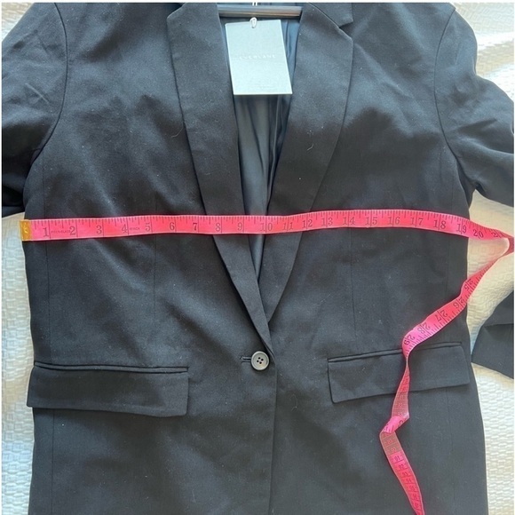Everlane Black One Button Blazer
Size 2 - Picture 10 of 16